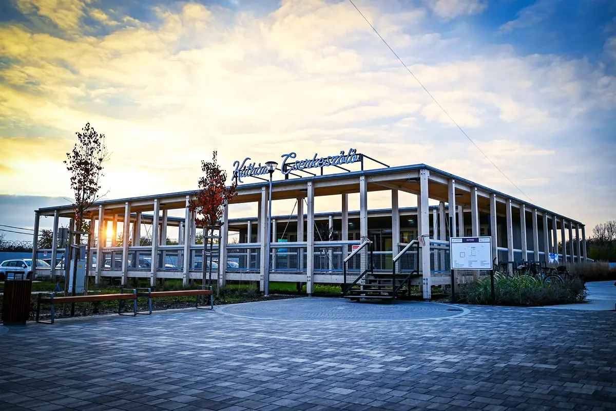 A cserkeszőlői Kútház faszerkezetű építménye naplementében