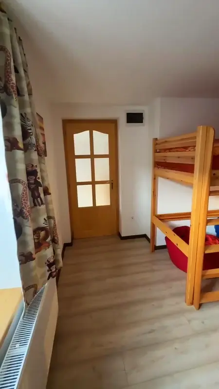 Gyerekszoba végigjárása videón